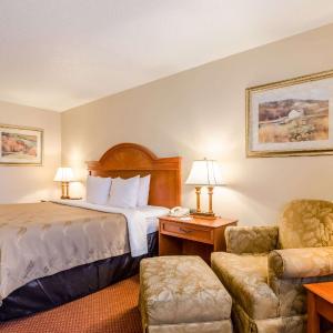 King Room - Non Smoking/Interior Hall