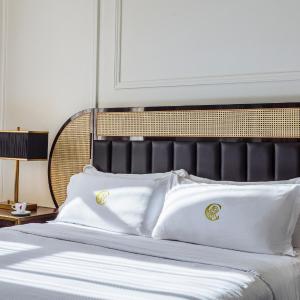King Room with Roll-In Shower - Mobility Access