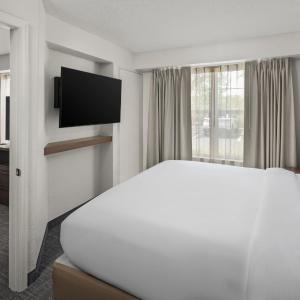 One-Bedroom King Suite with Sofa Bed - Hearing Accessible