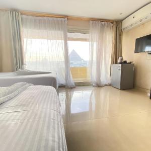 Deluxe Double or Twin Room with Balcony Pyramids view