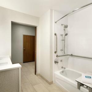 Standard King Room with Mobility Accessible Tub