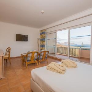 Suite Premium with Side Sea View