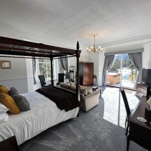 Hot Tub Room: Four-Poster