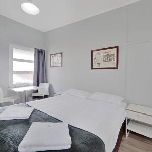 Queen Motel Room
