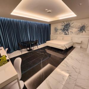 Deluxe Suite with Spa Bath