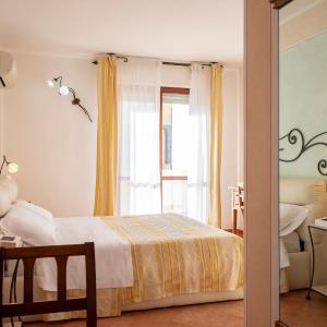 One-Bedroom Apartment with Balcony