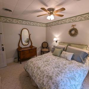Queen Room with Garden View