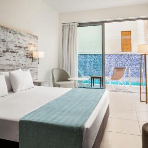 Deluxe Double Room with Swim-Up Pool