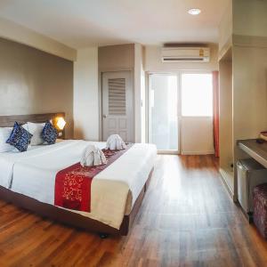 Deluxe King Room with City View
