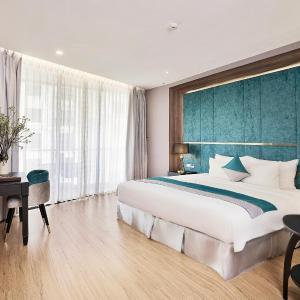 Premium Deluxe Double Partial Ocean View with Balcony