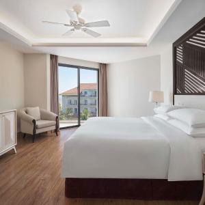 Deluxe King Room with Ocean View and Balcony