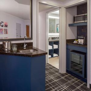 One-Bedroom Corner Queen Suite with Sofa Bed