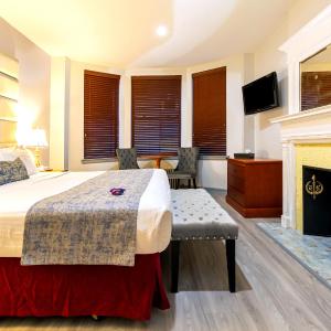 One King Bed Room