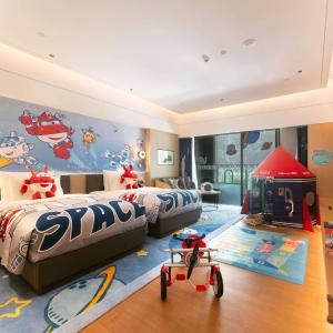 Double Room with Hot Pool Lake View - Space Themed