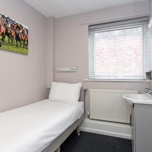 Budget Single Room with Shared Bathroom