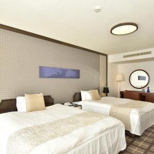 Corner Twin Room with Sea View - Top Floor North Side