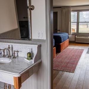 Windham View Double Queen W/ Balcony Accessible