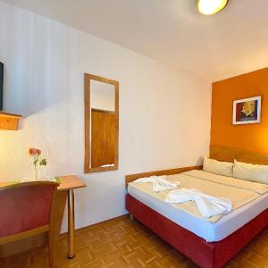 Double or Twin Room with Queensize bed 