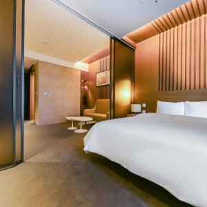 Premium Deluxe Double Room - Breakfast for 1 person