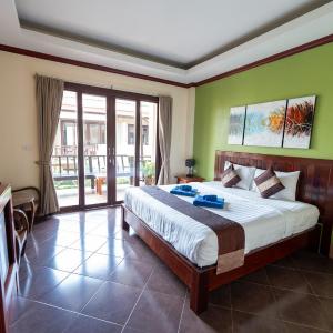 Superior Double Room - Street Side Building