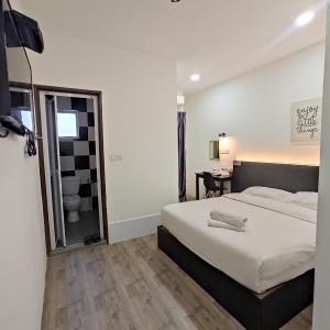 Deluxe Queen Room