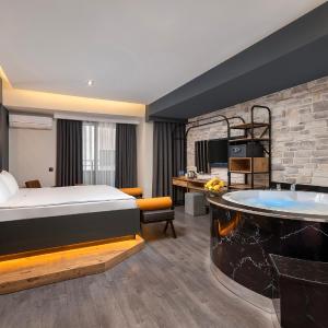 Deluxe Suite with Spa Bath