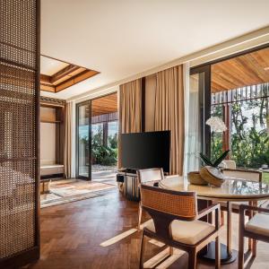 Corner Tropical Suite