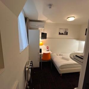 Single Room Souterrain (Bedsize 47 in) Shared Toilet