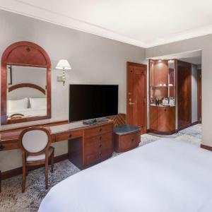Deluxe King Room with City View