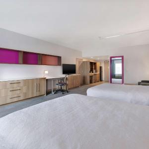 Queen Studio Suite - Mobility/Hearing Accessible 