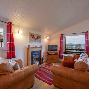 Two-Bedroom Lodge with Lake View 4