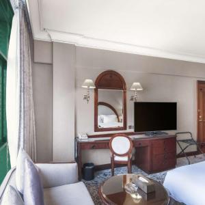 King Deluxe Room with Partial Haram View