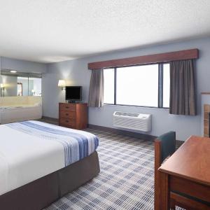 King Suite with Jetted Tub and Fireplace - Non-Smoking