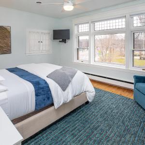 Deluxe Queen Room with Lake View