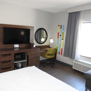 King Room with Accessible Tub - Mobility and Hearing Access/Non-Smoking