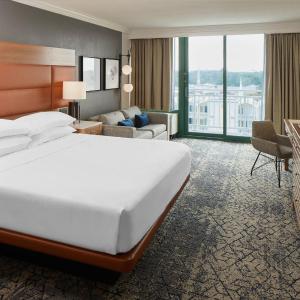 King Room with Balcony and City View - Hearing Accessible