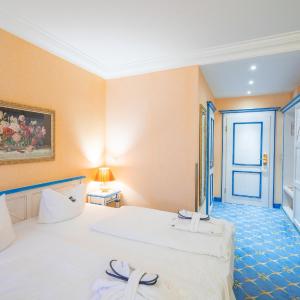 Double Room with Balcony and Partly Seaside View
