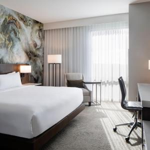 King Room with Transfer Shower - Mobility Accessible