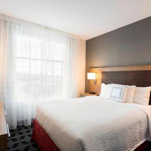 One-Bedroom Queen Suite with Sofa Bed and Roll-in Shower - Mobility and Hearing Accessible