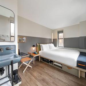Corner King Room