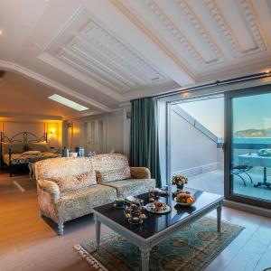 Honeymoon Suite
