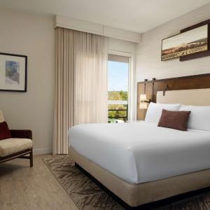 One-Bedroom King Suite with Dining Table 