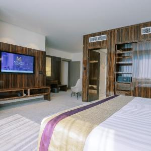 Two Bedroom Royal Suite w/ Kitchenette - 15% off on F&B shuttle to Deira City Center, Al Ghurair Mall & La Mer Beach