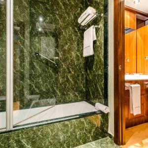 Deluxe Room (2 Adults + 1 Child)