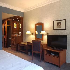 Stay & Golf - 18 hole with full board for one person