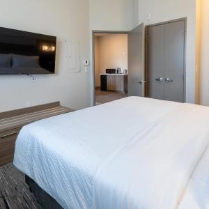 One-Bedroom Queen Suite - Communications Accessible