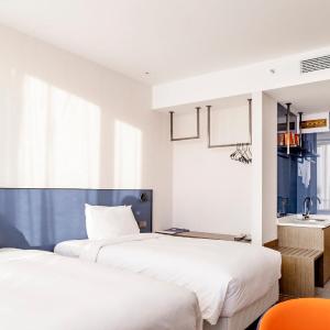 High Floor Standard Twin Room
