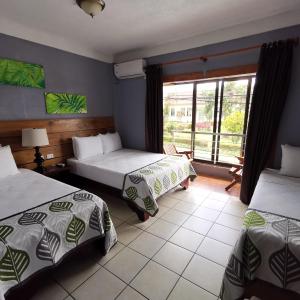 Tropical Family Room  (2 Full Beds or 1 Full Bed + 2 Single Beds)