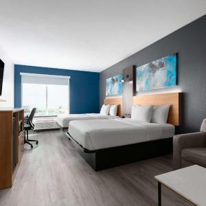 Deluxe Suite with Two Queen Beds - Non-Smoking