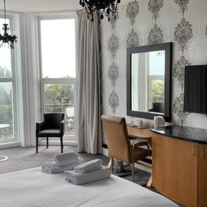 Standard King Room with Sea View